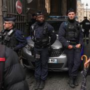 Poliser blockerar en av ingångarna till Louvren.