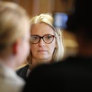 Anna Flodin, rådman och rättens ordförande meddelar att Anna Lindstedt, tidigare ambassadör i Kina frias av tingsrätten.