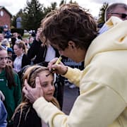 Armand Duplantis skriver autografer i Avesta i oktober.