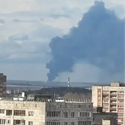 Zelenskyj/En av de brinnande anläggningarna.