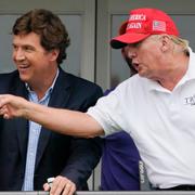 Fox News-profilen Tucker Carlson med ex-president Donald Trump. 