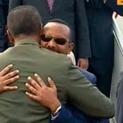 Etiopiens premiärminister Abiy Ahmed kramar om Eritreas president Isaias Afwerki på  Asmaras flygplats den 8 juli. 