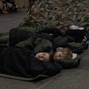 Barn tar skydd i Kyivs tunnelbana under natten till följd av Rysslands ökade attacker.