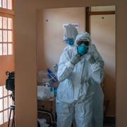 Läkare tar på sig skyddsdräkt inför att möta en patient som vårdas för ebola på Fort Portal Regional Referral Hospital i Uganda.