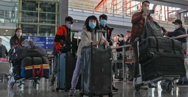 Arkivbild. Resenärer från Hongkong anländer till Pekings internationella flygplats den 8 januari 2023, efter att Kina släppt sin nollcovidpolicy och slopat flera restriktioner. Andy Wong / AP