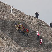 Kvinnans kropp bärs bort från pyramiden efter skjutningen.