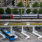 Illustrationsbild: Ett Öresundståg vid perrong och en regionbuss tillhörande Hallandstrafiken på Halmstad Central.