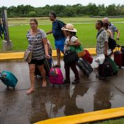 Mexikaner och turister lämnar nu turistorten Puerto Vallarta.