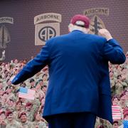 Donald Trump talar inför soldater på militärbasen Fort Bragg på tisdagen. 