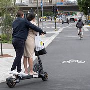 Två personer som åker elsparkcykel. Arkivbild.