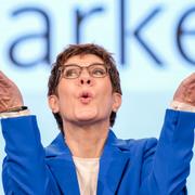 Annegret Kramp-Karrenbauer tackar publiken.