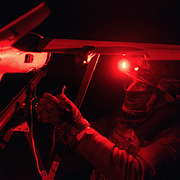 En ukrainsk soldat förbereder en drönare och det amerikanska försvarshögkvarteret Pentagon.