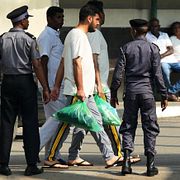 Iranska sjömän som räddades från det sänkta fartyget.