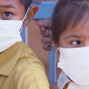 Barn väntar på att bli vaccinerade på en klinik i Apia, Samoa.