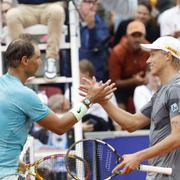 Rafael Nadal tackar Leo Borg efter att ha vunnit matchen i första omgången i herrarnas singel i Nordea Open i Båstad på tisdagen.