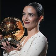 Barcelonas Aitana Bonmati tog emot Ballon d’Or under galan i Paris.