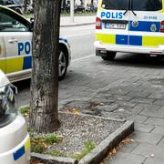 Polisbilar på plats efter att en person hittats död i en lägenhet på Södermalm i Stockholm.