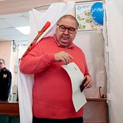 Arkivbild från 2018: Alisher Usmanov när han röstar i ryska presidentvalet i Moskva.