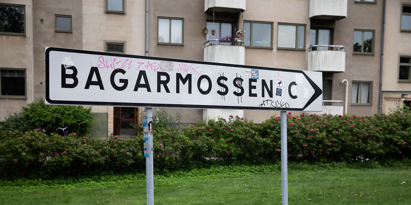 En skylt som pekar mot Bagarmossens centrum. Arkivbild.