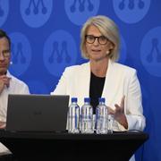 Statsminister Ulf Kristersson (M) och finansminister Elisabeth Svantesson (M)  under pressträff efter statsministerns tal i Almedalen.