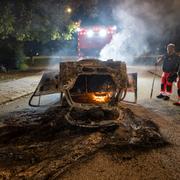 Bärgare på plats för röja undan efter att ett antal bilar brunnit på Ramels väg på Rosengård i Malmö.