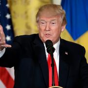 Donald Trump talar under en pressträff med Stefan Löfven 2018.