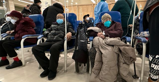 Äldre patienter väntar på sjukhus i Peking.  Ng Han Guan / AP