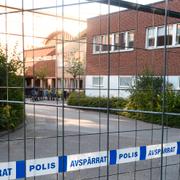 Avspärrningar utanför Kalmar tingsrätt där rättegången inleds mot den 21-årige man som åtalats för ett stort antal sexövergrepp mot barn.