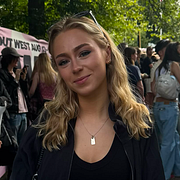 Zara Larsson till vänster, Alma Wigelius till höger.