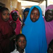 En av dem som kidnappades var Aishat Alhaji, i blått.