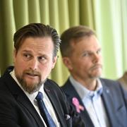  Carl Johan Sonesson (M) presenterar det nya styret tillsammans med Per Einarsson (KD), Gilbert Tribo (L) och Niclas Nilsson (SD) i Region Skåne vid en presskonferens