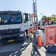 En dansk lastbilschaufför tankar diesel på Circle K i Malmö innan den återvänder till Danmark.
