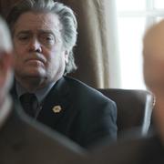 Steve Bannon i Vita Huset under ett möte som leds av Donald Trump.