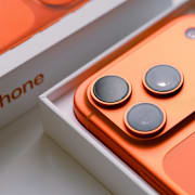 Orange Iphone 17/Ett köpcentrum i Peking.