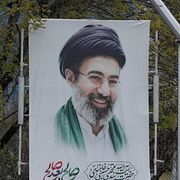 En bild på Irans nya högsta ledare, Mojtaba Khamenei, i Teheran.