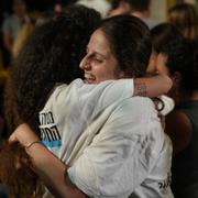 Släktingar till gisslan firar beskedet i Tel Aviv i natt.