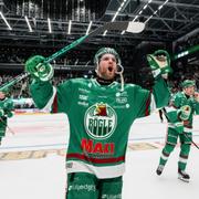 Rögles Simon Ryfors jublar efter kvartsfinal tre i SHL mellan Rögle och Färjestad den 25 mars 2024 i Ängelholm.