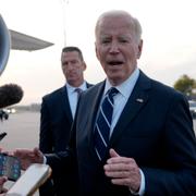 Joe Biden möter pressen innan han lyfter från Brandenburgs flygplats i Berlin. 