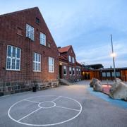 Polisen på plats vid Kyrkskolan.