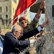 Premiärminister Nawaf Salam vid ett besök i Zawtar Al Gharbieh i södra Libanon.