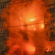 Ett bostadshus utanför Kyiv fattade eld efter en rysk attack tidigt på söndagsmorgonen.