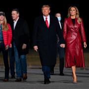 Donald Trump och frun Melania Trump, tillsammans med senatorerna Kelly Loeffler, till vänster och David Perdue, mitten. 