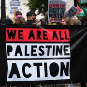 Demonstranter protesterar till stöd för aktivistgruppen Palestine action utanför parlamentet i London. Arkivbild. 