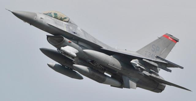 F-16-plan. Boris Roessler / AP