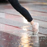 Regn vid Slussen i Stockholm.