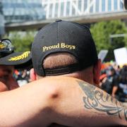 En person med en Proud Boys-keps. 