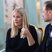 Mette-Marit och Haakon under intervjun.