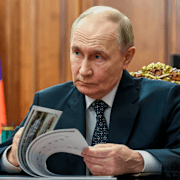 Arkivbild på en rysk oljetanker och på Vladimir Putin.