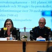 Åklagare Elisabeth Hermanrud och Thomas Johansson, chef för utredningssektionen, under pressträffen i Folkets hus i Gävle.