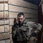 En ukrainsk soldat i en skyttegrav. Arkivbild.